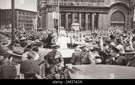 The scene after King George VI had unveiled the Canadian National War Memorial in Ottawa, Canada: their Majesties standing in their car to acknowledge the acclamations of a vast crowd. Stock Photo