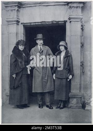 Lady Elizabeth Bowes-Lyon engaged to the Duke of York with her parents the Earl and Countess of Strathmore and Kinghorne. Photograph taken at outside the ancient entrance of Glamis in Forfarshire, one of the most picturesque of the Scottish castles, where the Lyonshad their chief seat for five hundred and fifty years. Stock Photo
