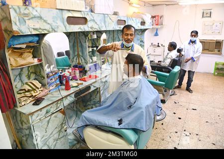 Doha, Katar. 15th Dec, 2022. View of a hairdressing salon, hairdresser, hairdresser, migrant workers cutting their hair, hairdresser, football world cup 2022 in Qatar from 20.11. - 18.12.2022 ? Credit: dpa/Alamy Live News Stock Photo