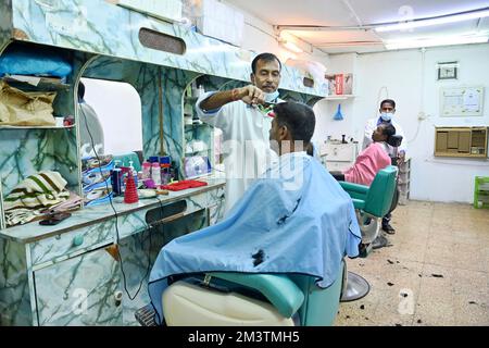 Doha, Katar. 15th Dec, 2022. View of a hairdressing salon, hairdresser, hairdresser, migrant workers cutting their hair, hairdresser, football world cup 2022 in Qatar from 20.11. - 18.12.2022 ? Credit: dpa/Alamy Live News Stock Photo