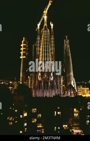 Barcelona, Spain. 16th Dec, 2022. The pinnacles of the towers of the Evangelists Luke and Mark of the Basilica 'La Sagrada Familia' are illuminated for the first time marking the completion of the towers. Both towers are topped with winged figures corresponding with Christian iconography: an ox for Luke and a lion for Mark Together with the tower of the Virgin Mary, inaugurated one year ago, three of the six central towers are now completed. Credit: Matthias Oesterle/Alamy Live News Stock Photo