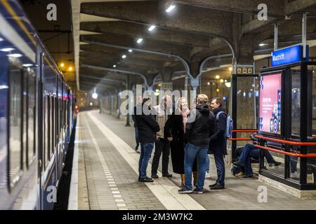 MAASTRICHT - Travelers on the platform at the departing night train on the platform of Maastricht station. From now on, Arriva will run once a week, in the night from Friday to Saturday, between Maastricht and Schiphol. The first train from Maastricht departs at 01:01 AM and the first train from Schiphol leaves at 05:40 AM. ANP MARCEL VAN HOORN netherlands out - belgium out Stock Photo