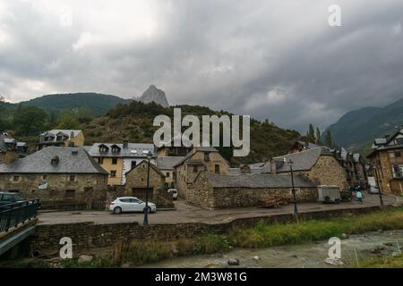 street view of town of Sallent de Gallego in the Pyrenees Mountains, Alto Gallego, Huesca, Aragon, Spain Stock Photo