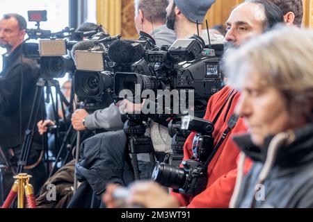 Hamburg, Germany. 16th Dec, 2022. TV crews and journalists are waiting for a press event of the Hamburg Senate to begin. Credit: Markus Scholz/dpa/Alamy Live News Stock Photo