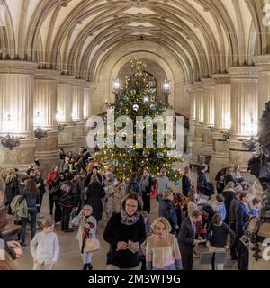 Hamburg, Germany. 16th Dec, 2022. During Advent, there is a Christmas tree in the foyer of Hamburg City Hall. Credit: Markus Scholz/dpa/Alamy Live News Stock Photo