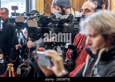 Hamburg, Germany. 16th Dec, 2022. TV crews and journalists are waiting for a press event of the Hamburg Senate to begin. Credit: Markus Scholz/dpa/Alamy Live News Stock Photo