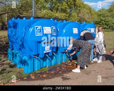 People using liquiline water bowsers St James Park, London, UK during the mourning period following the death of Queen Elizabth II in Sept 2022. Stock Photo