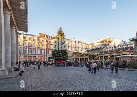 A street performer in Covent Garden Piazza, Christmas 2022. Stock Photo