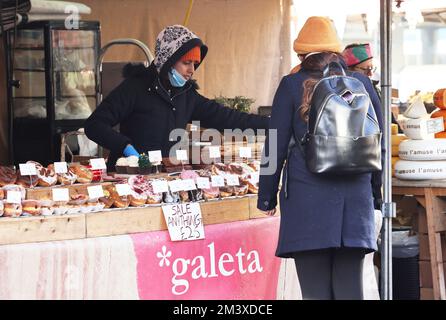 London, UK 17th December 2022. Businesses suffered as the train strikes coninued on what is usually one the busiest days of the Christmas season. Kings Cross Real Food market was very quiet with few rail passengers. Credit : Monica Wells/Alamy Live News. Stock Photo