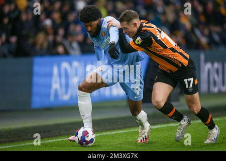 Sunderland's Ellis Simms (left) and Hull City's Sean McLoughlin battle for the ball during the Sky Bet Championship match at MKM Stadium, Hull. Picture date: Saturday December 17, 2022. Stock Photo