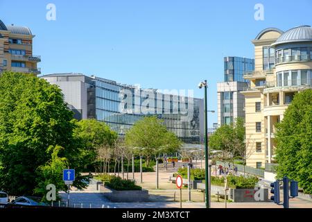 Vue sur l'axe pietonnier qui traverse les isntitutions europeennes du quartier Leopold |  View on the pedestrian way trough the european institution i Stock Photo