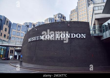 London, England, UK. 17th Dec, 2022. Museum Of London sign. The Museum Of London has permanently closed its London Wall site next to the Barbican ahead of the relocation to Smithfield Market. Due to open in 2026, it will change its name to London Museum. (Credit Image: © Vuk Valcic/ZUMA Press Wire) Stock Photo