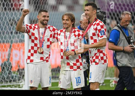 From left: Mateo KOVACIC (CRO), Luka MODRIC (CRO), Ivan PERISIC (CRO), award ceremony with medals, jubilation, joy, enthusiasm. Third place match, match for 3rd place, game 63, Croatia (CRO) - Morocco (MAR) 2-1 on 17.12.2022, Khalifa International Stadium Football World Cup 20122 in Qatar from 20.11. - 18.12.2022 Stock Photo