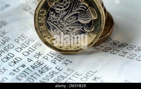 FOOD SHOPPING RECEIPT WITH ONE POUND COINS RE COST OF LIVING CRISIS RISING PRICES INFLATION HOUSEHOLD BUDGETS ETC UK Stock Photo