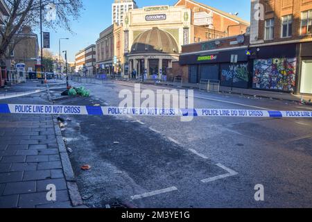 London, UK. 16th Dec, 2022. A police cordon seen outside the O2 Academy Brixton on the morning after the show. A woman has died and two other people are in hospital in critical condition after they were crushed during a concert by singer Asake at the famous live music venue in south London. (Photo by Vuk Valcic/SOPA Images/Sipa USA) Credit: Sipa USA/Alamy Live News Stock Photo