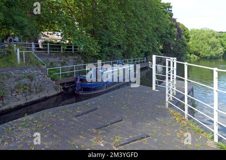 Barge on the river Avon near The Jolly Sailor pub, Saltford village, near Bristol views, Summer 2022 Stock Photo