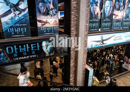 Seoul, South Korea. 17th Dec, 2022. 'Avatar: The Way of Water' signboards are displayed at a movie theater on December 17, 2022, in Seoul, South Korea. 'Avatar: The Way of Water' which was released on December 14 in South Korea tops box office for 3days and gather more than 1,000,000 moviegoers for 3days. (Photo by Kichul Shin/NurPhoto) Credit: NurPhoto/Alamy Live News Stock Photo