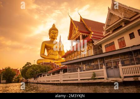 the Big Budda Dhammakaya Thep Mongkol Buddha of the Paknam Bhasicharoen Temple in Thonburi in the city of Bangkok in Thailand.    Thailand, Bangkok, D Stock Photo