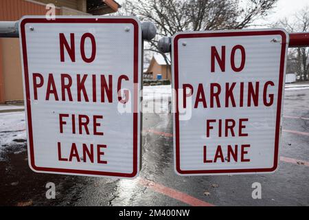 Chicago, USA. 16 December 2022.  No parking signs in the suburbs of Chicago.  Credit:  Stephen Chung / Alamy Stock Photo