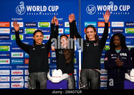 CALGARY, CANADA - DECEMBER 17: Carolina Hiller of Canada, Brooklyn McDougall of Canada and Ivanie Blondin of Canada, winner of the silver medal during the medal ceremony after competing on the Team Sprint Women Division A during the ISU Speed Skating World Cup 4 on December 17, 2022 in Calgary, Canada (Photo by Andre Weening/BSR Agency/Getty Images) Stock Photo