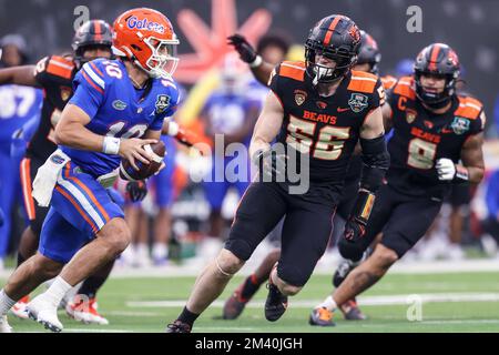 Las Vegas, NV, USA. 17th Dec, 2022. Oregon State Beavers linebacker Riley Sharp (56) chases Florida Gators quarterback Jack Miller III (10) during the second half of the SRS Distribution Las Vegas Bowl featuring the Florida Gators and the Oregon State Beavers at Allegiant Stadium in Las Vegas, NV. Christopher Trim/CSM/Alamy Live News Stock Photo