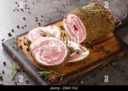 https://l450v.alamy.com/450v/2m417a2/italian-traditional-bacon-pancetta-on-a-cutting-board-closeup-on-the-table-horizontal-2m417a2.jpg