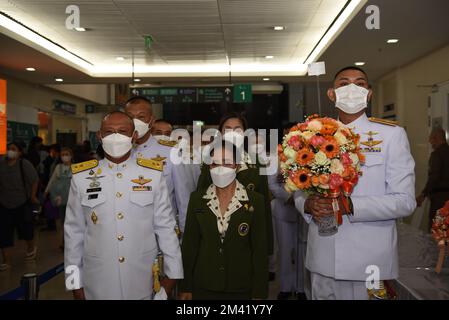 Bangkok, Thailand. 17th Dec, 2022. December 17, 2022 : Government officials, various agencies, the private sector and the public lay bouquets of flowers along with in signing well-wishing messages for Her Royal Highness Princess Bajrakitiyabha Narendiradebyavati, the eldest daughter of King Vajiralongkorn. as she has been hospitalized due to a heart condition, at King Chulalongkorn Memorial Hospital bangkok, Thailand. (Credit Image: © Teera Noisakran/Pacific Press via ZUMA Press Wire) Stock Photo