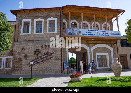 SAMARKAND, UZBEKISTAN - SEPTEMBER 12, 2022: Tourists at the building of the 'Center of Artisans'. Samarkand, Uzbekistan Stock Photo