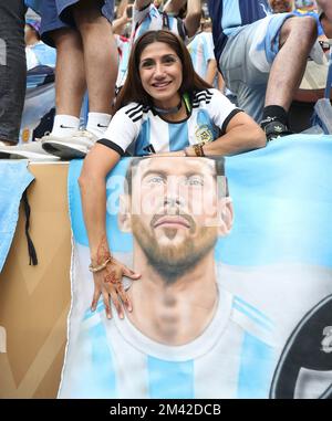 Lusail, Katar. 18th Dec, 2022. firo : 12/18/2022 Football Soccer FIFA WORLD CUP 2022 QATAR World Cup 2022 Qatar World Cup 2022 Qatar Game 64 Final Final Argentina - France Poster Fans Lionel Messi Fans Argentina Credit: dpa/Alamy Live News Stock Photo