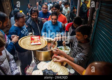 Old Delhi, India. 18th Dec, 2022. A man serving Lotan Chole Kulche at a famous street food shop in Old Delhi. (Photo by Pradeep Gaur/SOPA Images/Sipa USA) Credit: Sipa USA/Alamy Live News Stock Photo