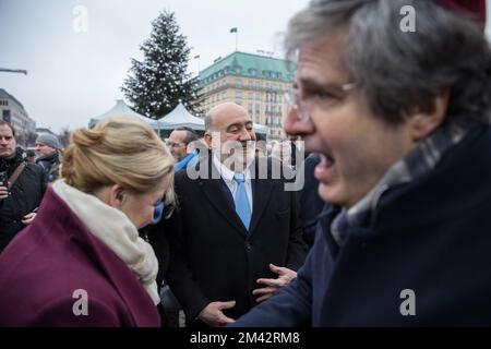 Berlin, Germany. 18th Dec, 2022. Chanukka in Berlin: First Light Lit on Ten-Meter Chanukka Menorah.On Sunday, December 18, 2022, the first light of Hanukkah was lit on a ten-meter Chanukka menorah in front of the Brandenburg Gate in Berlin. This year, Hanukkah began on December 18. The Chanukka menorah was erected and consecrated on Friday and was intended to be a symbol of hope and peace in the face of the ongoing conflict in Ukraine and its effects, according to Berlin's Chief Rabbi Yehuda Teichtal. Over 40 menorahs in Berlin The lighting ceremony was attended by Berlin's Governing Mayor, Stock Photo