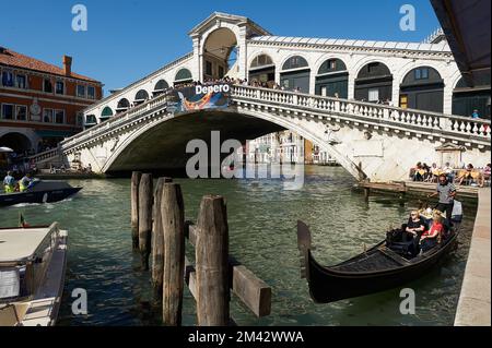 View of the Rialto Bridge in the city of Venice, Italy Stock Photo