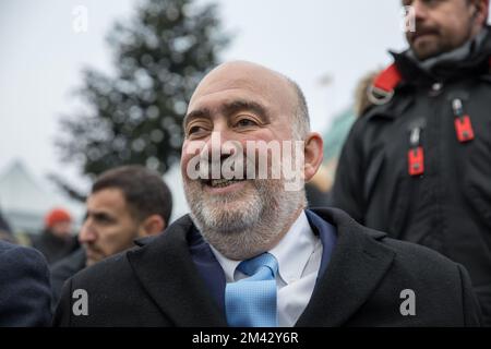 Berlin, Germany. 18th Dec, 2022. Chanukka in Berlin: First Light Lit on Ten-Meter Chanukka Menorah.On Sunday, December 18, 2022, the first light of Hanukkah was lit on a ten-meter Chanukka menorah in front of the Brandenburg Gate in Berlin. This year, Hanukkah began on December 18. The Chanukka menorah was erected and consecrated on Friday and was intended to be a symbol of hope and peace in the face of the ongoing conflict in Ukraine and its effects, according to Berlin's Chief Rabbi Yehuda Teichtal. Over 40 menorahs in Berlin The lighting ceremony was attended by Berlin's Governing Mayor, Stock Photo