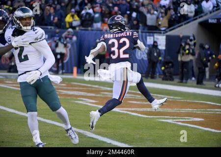 December 18, 2022: Chicago Bears #32 David Montgomery runs in for a  touchdown during a game against the Philadelphia Eagles in Chicago, IL.  Mike Wulf/CSM/Sipa USA(Credit Image: © Mike Wulf/Cal Sport Media/Sipa