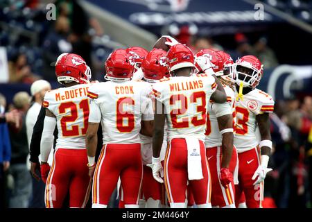 Houston, Texas, USA. 18th Dec, 2022. Kansas City Chiefs defensive players huddle in pregame warmups prior to the game between the Houston Texans and the Kansas City Chiefs at NRG Stadium in Houston, TX on December 18, 2022. (Credit Image: © Erik Williams/ZUMA Press Wire) Stock Photo