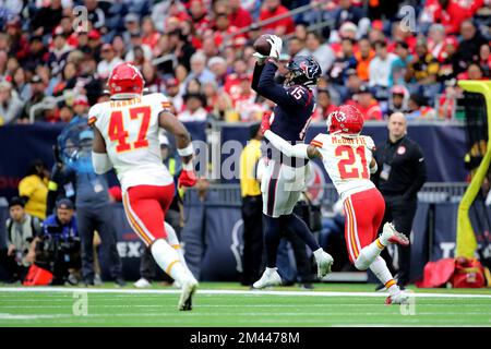 Kansas City Chiefs cornerback Trent McDuffie (21) lines up for the play  during an NFL football game against the Cincinnati Bengals, Sunday, Dec. 4,  2022, in Cincinnati. (AP Photo/Emilee Chinn Stock Photo - Alamy