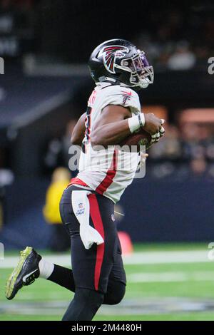 Atlanta Falcons linebacker Lorenzo Carter (9) reacts during a drill during  the teams open practice in Atlanta, Ga. Monday, Aug. 15, 2022. (AP  Photo/Todd Kirkland Stock Photo - Alamy