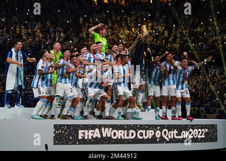 Lusail, Qatar. 18/12/2022, Lionel Messi of Argentina lifts the World Cup with his teammates during the FIFA World Cup Qatar 2022 match, Final, between Argentina and France played at Lusail Stadium on Dec 18, 2022 in Lusail, Qatar. (Photo by Bagu Blanco / PRESSIN) Stock Photo