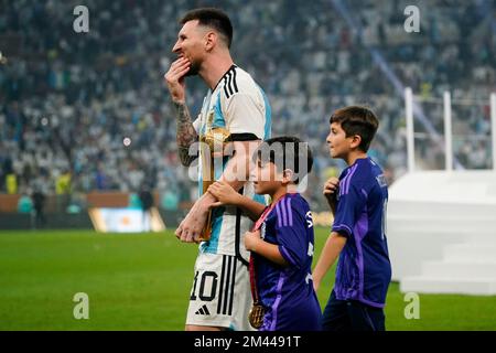 Lusail, Qatar. 18/12/2022, Lionel Messi of Argentina with his sons during the FIFA World Cup Qatar 2022 match, Final, between Argentina and France played at Lusail Stadium on Dec 18, 2022 in Lusail, Qatar. (Photo by Bagu Blanco / PRESSIN) Stock Photo