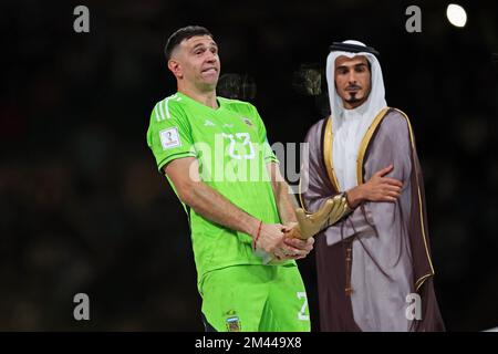Emiliano Martinez of Argentina, elected the best goalkeeper, celebrates the title after the match between Argentina and France, for the Final of the FIFA World Cup Qatar 2022, at Lusail Stadium, this Sunday, 18. Photo: Heuler Andrey/DiaEsportivo 30761 (Heuler Andrey / SPP) Credit: SPP Sport Press Photo. /Alamy Live News Stock Photo