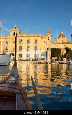 View from traditional maltese water taxi boat, dghajsa, arriving in Vittoriosa landing place, by grand harbour marina, Malta Maritime museum and St. L Stock Photo