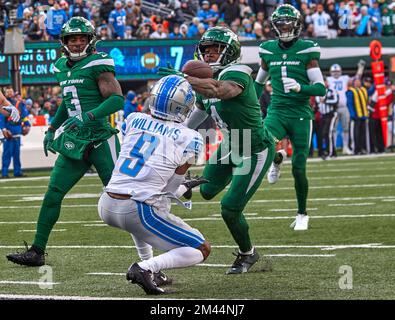 East Rutherford, NJ. 18/12/2022, New York Jets tight end C.J. Uzomah (87)  reacts after catching a pass for a touchdown during a NFL game on Sunday,  Dec. 18, 2022 in East Rutherford