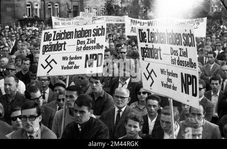 Election campaign for the 1966 federal election of the parties, associations and counter-movements in the Ruhr area 1966. NPD opponents, GER, Germany Stock Photo