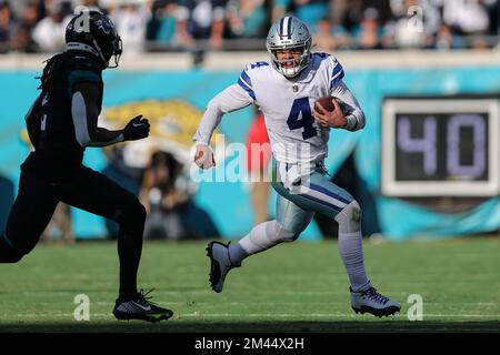 December 18, 2022: Dallas Cowboys running back EZEKIEL ELLIOTT (21) runs  the ball during the Jacksonville Jaguars vs Dallas Cowboys NFL game at TIAA  Bank Field Stadium in Jacksonville, Fl on December