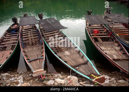 Traditional boat waiting a tourists in Cheow Larn lake in Khao Sok National park of Ratchaprapa Dam in Surat Thani Province ,Southern of Thailand. Stock Photo