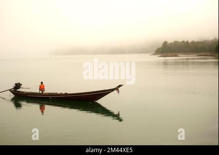 Traditional tourists boat in Cheow Larn lake in Khao Sok National park of Ratchaprapa Dam in Surat Thani Province ,Southern of Thailand. Stock Photo