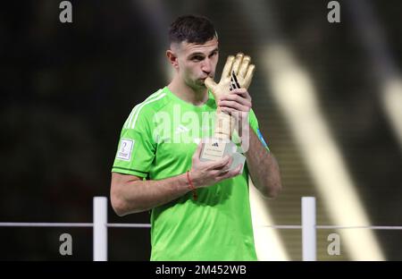 David De Gea and Mary Earps pose with Golden Glove awards 2022 23