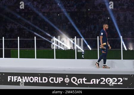 Lusail, Qatar, 18/12/2022, Kylian MBAPPE (FRA), walks over the podium, disappointment, frustrated, disappointed, frustrated, rejected, award ceremony. Game 64, FINAL Argentina - France 4-2 nE (3-3) on December 18th, 2022, Lusail Stadium Football World Cup 20122 in Qatar from November 20th. - 18.12.2022 ? Stock Photo