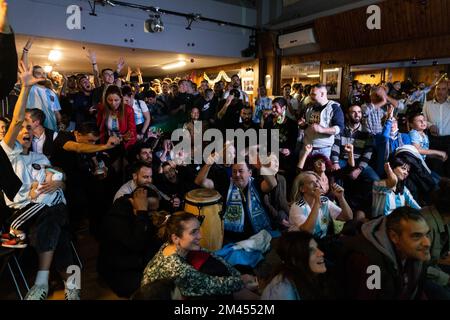 Athens, Greece. 18th Dec, 2022. Fans of Argentina watch the 2022 FIFA World Cup final between Argentina and France in Athens, Greece, Dec. 18, 2022. Credit: Lefteris Partsalis/Xinhua/Alamy Live News Stock Photo