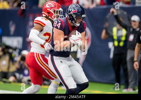 Houston, Texas, USA. 04th Dec, 2022. Houston Texans TEAGAN QUITORIANO (84)  reaches out for a reception in the first quarter during the game between  the Cleveland Browns and the Houston Texans in